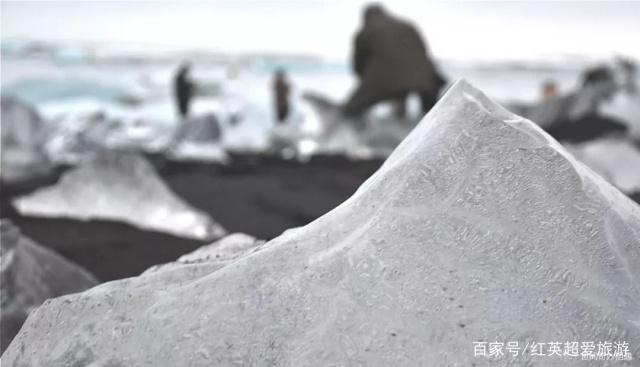 远处是平静的蓝色的海面，再往远处是雪山，一切都是平静的样子