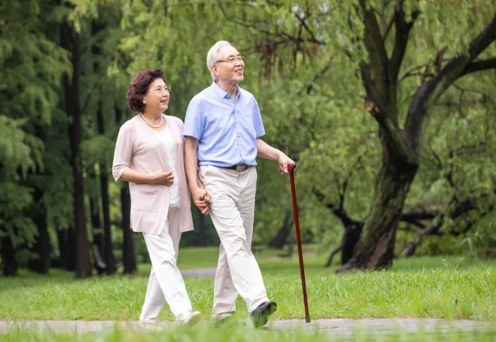 老年人散步锻练的好处 老年人散步多长时间合适