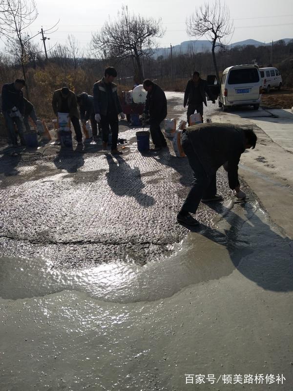 水泥路面起砂如何处理 路面上的水泥砂浆怎么处理