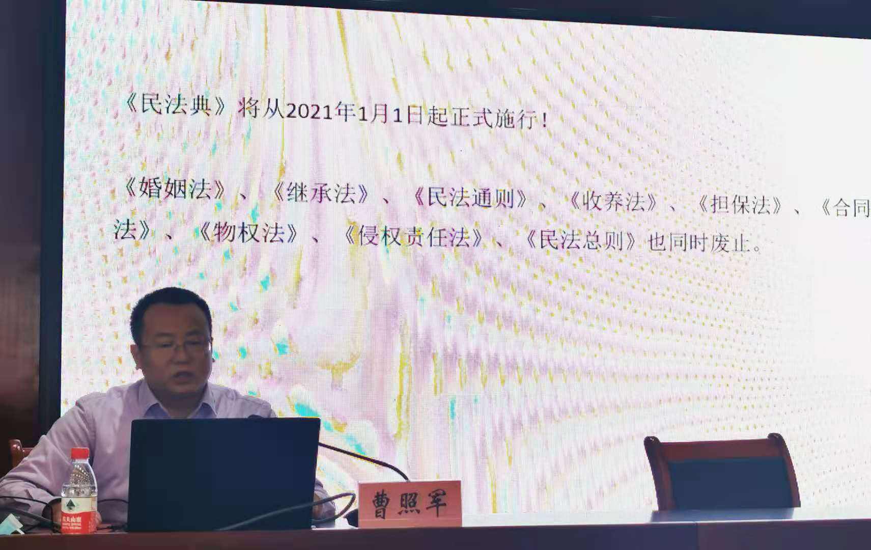 法律专家 法律专家和经济学家都没有跟上网络经济的发展步伐